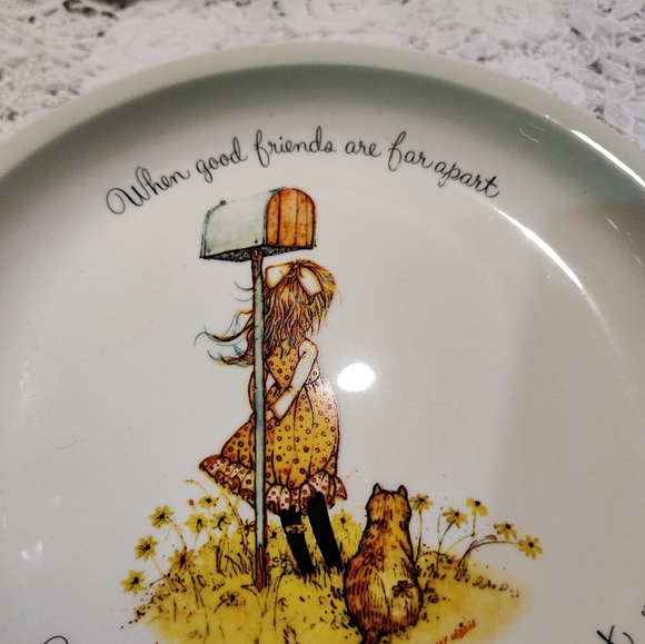 Holly Hobbies Collectors Plate 1970-1980 10 1/2" Collectors Edition - Picture 2 of 4